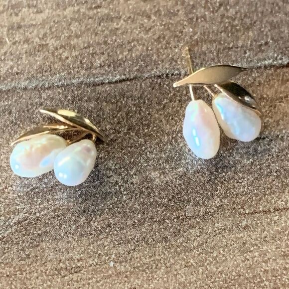 14K Yellow Gold Baroque Pearl Stud Earrings Fruit Motif Leaf Cluster 0.7g (FLAW) - Picture 1 of 16